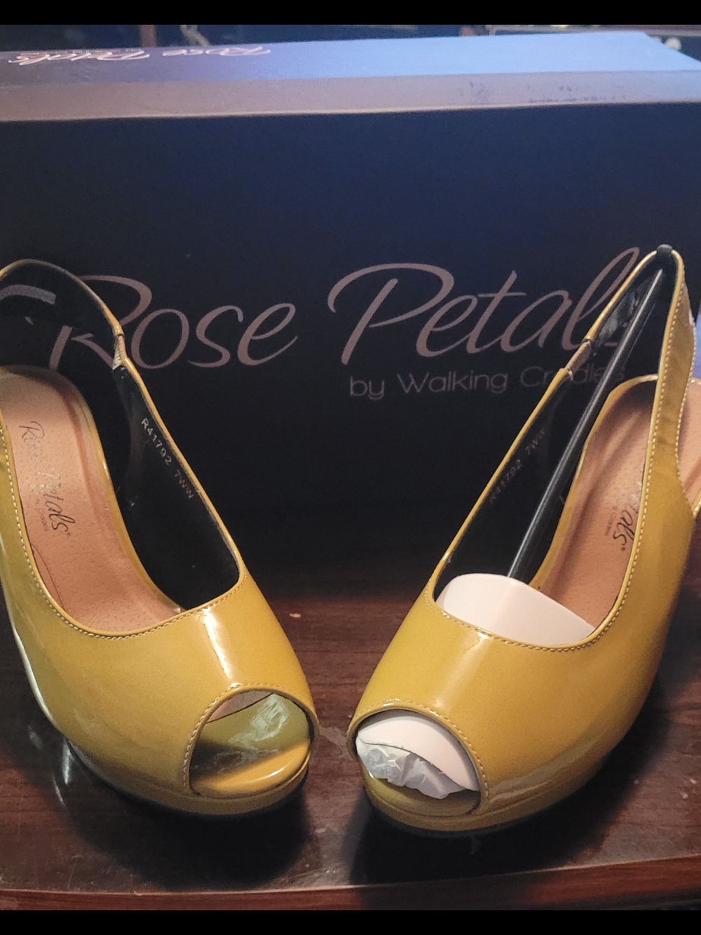 Rose petals Nude Peep-Toe Wedges